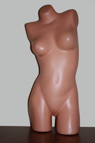 Tors damski do półuda przekrzywiony