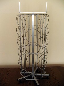 Stojak obrotowy na czapki