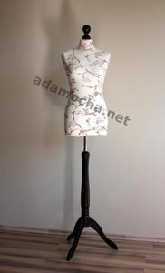 Manekin na trójnogu drewnianym motyw kwiatowy